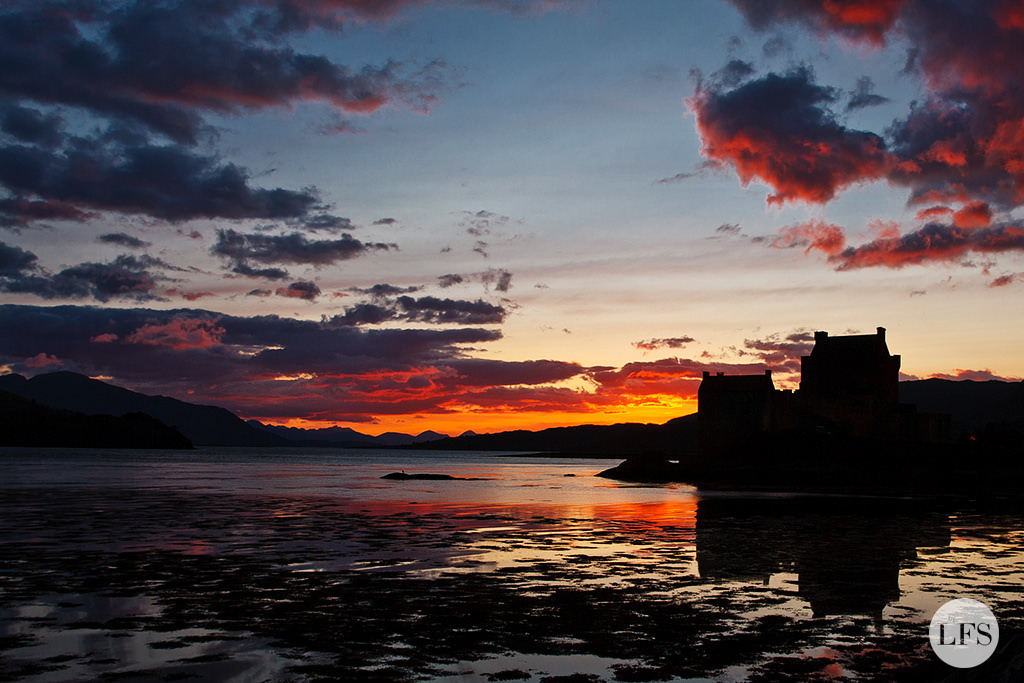 Puesta de sol tras el castillo de Eilean Donan.