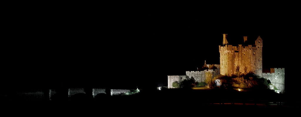 Castillo de Eilean Donan con iluminación nocturna